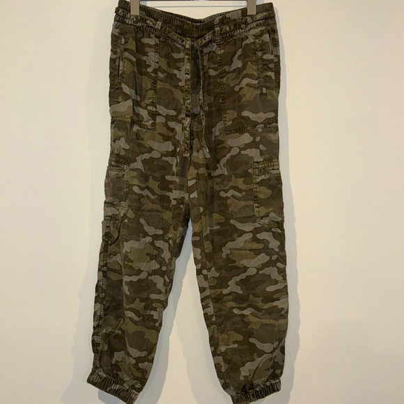 American Eagle Outfitters Pants - NWOT American Eagle Camouflage Jogger Medium